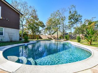 626 Seagrove Ave, Shoreacres, TX 77571