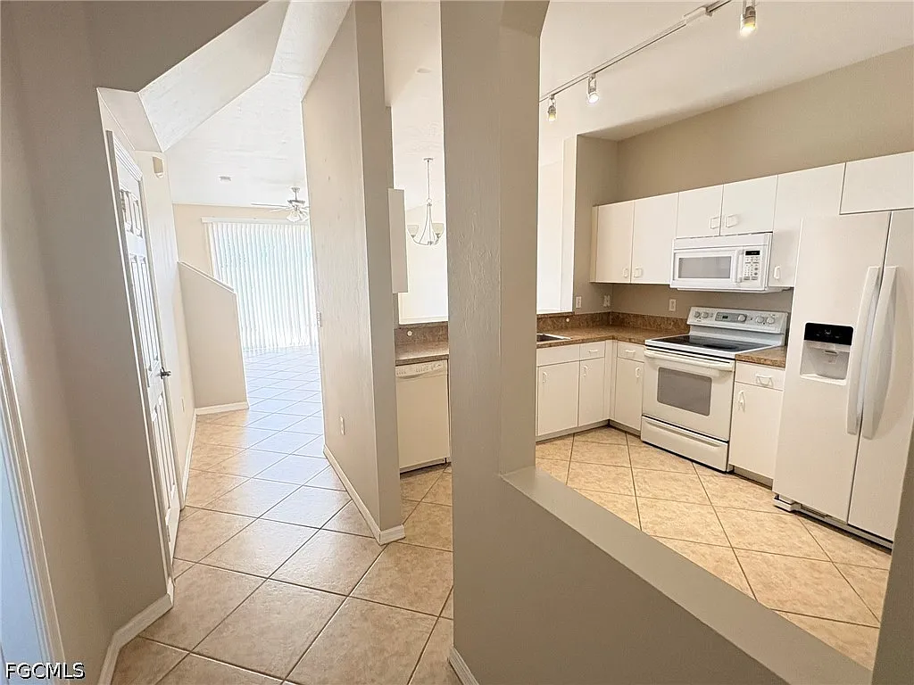 Building Photo - 3643 Pine Oak Cir