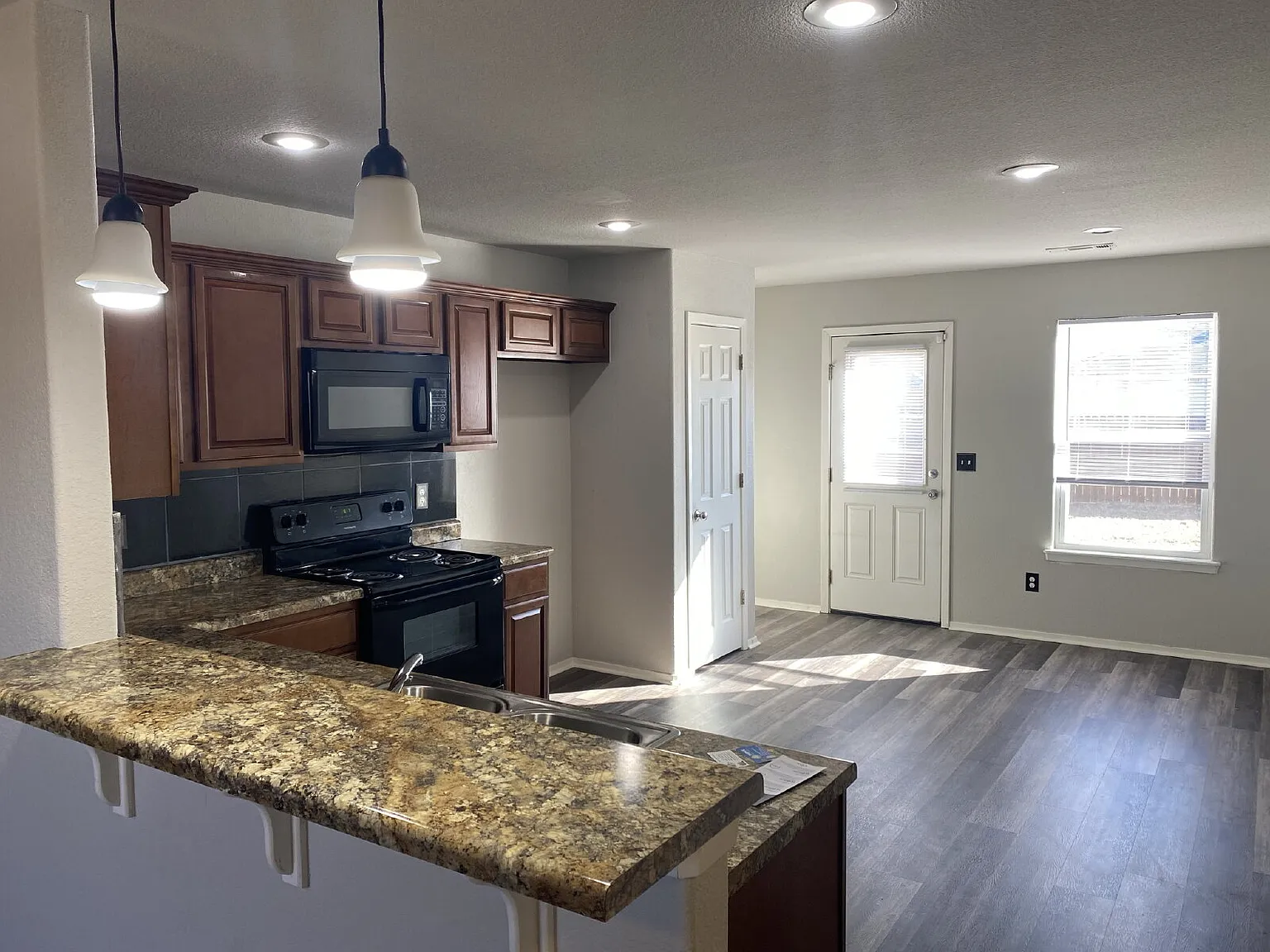 4 bed, 2.0 bath, 1420 sqft, $1,575 — Photo 4
