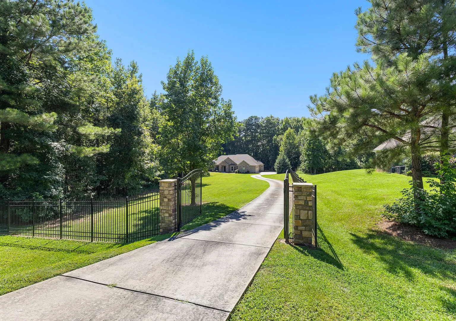 4BR Estate Home on 2.5 Acres Near Trilith — Photo 2