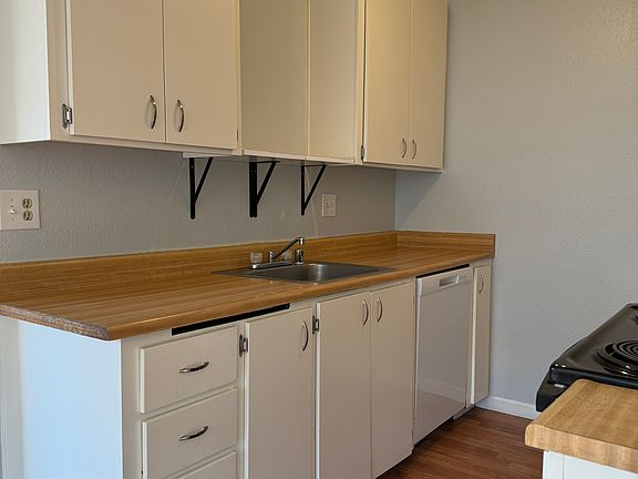 5th image of 183 Woodbury Cir