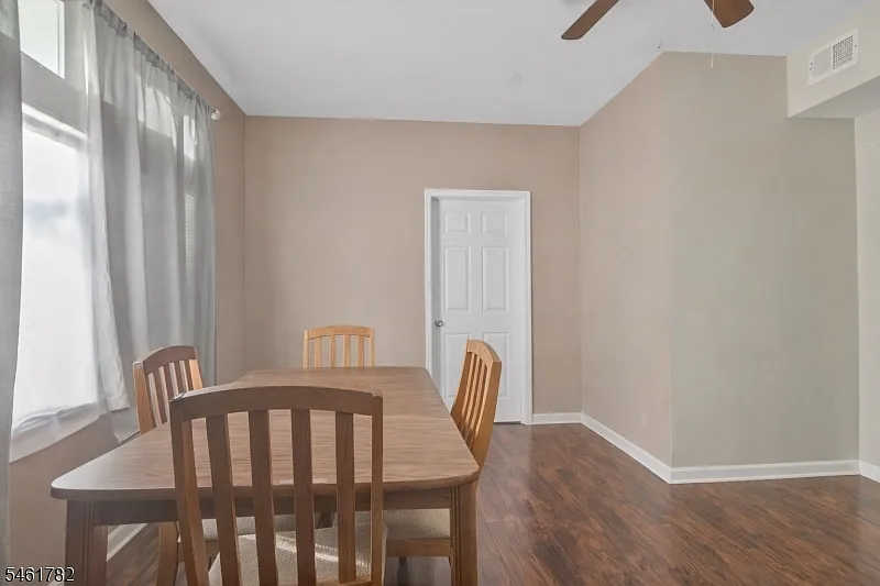 3 bed, 1.0 bath, $2,400 — Photo 3