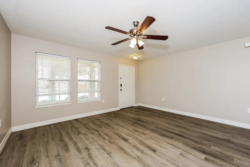 3 bed, 2.0 bath, 1369 sqft, $1,930 — Photo 4