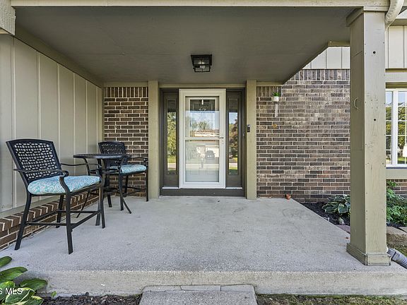 4th image of 9673 Millcroft Rd