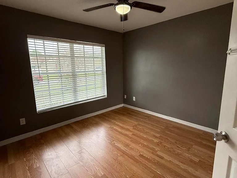 249 NE Glentry Ave — Photo 3