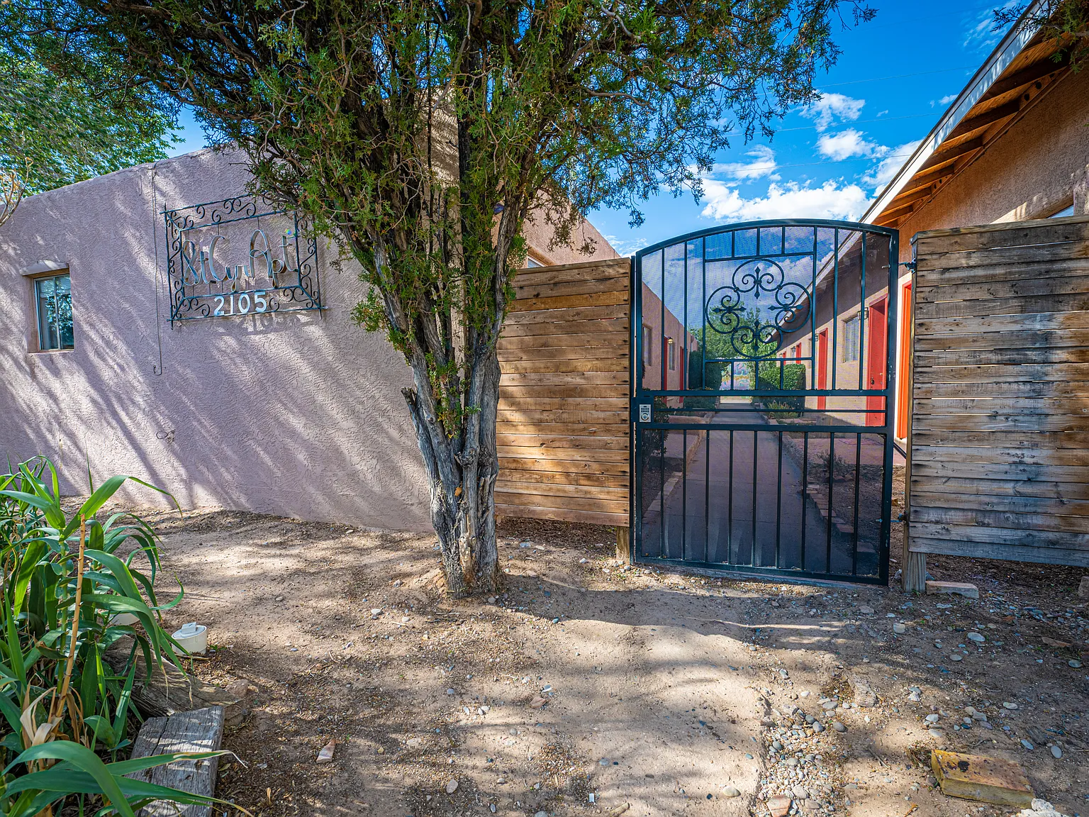 Beautifully Updated UNM 1 Bedroom Fully Loaded with Yard & Garage — Photo 2