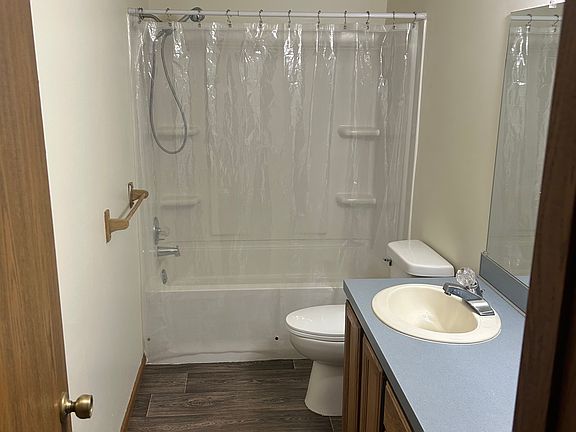 bathroom: vanity with double sinks and tub/shower