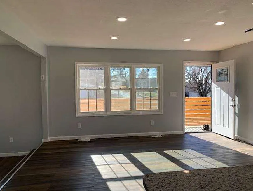 4 bed, 2304 sqft, $2,100 — Photo 4