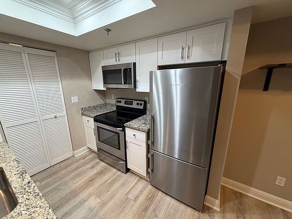 5th image of 2560 Oak Rd APT 321