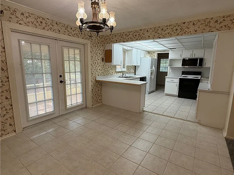 647 Holmes Ave — Photo 12