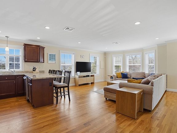 5th image of 112 Washington St #3