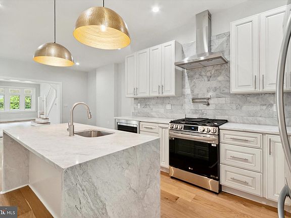 5th image of 167 W Queen Ln