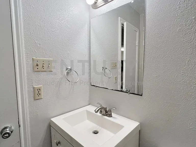 1108 N Elm St #10 — Photo 27