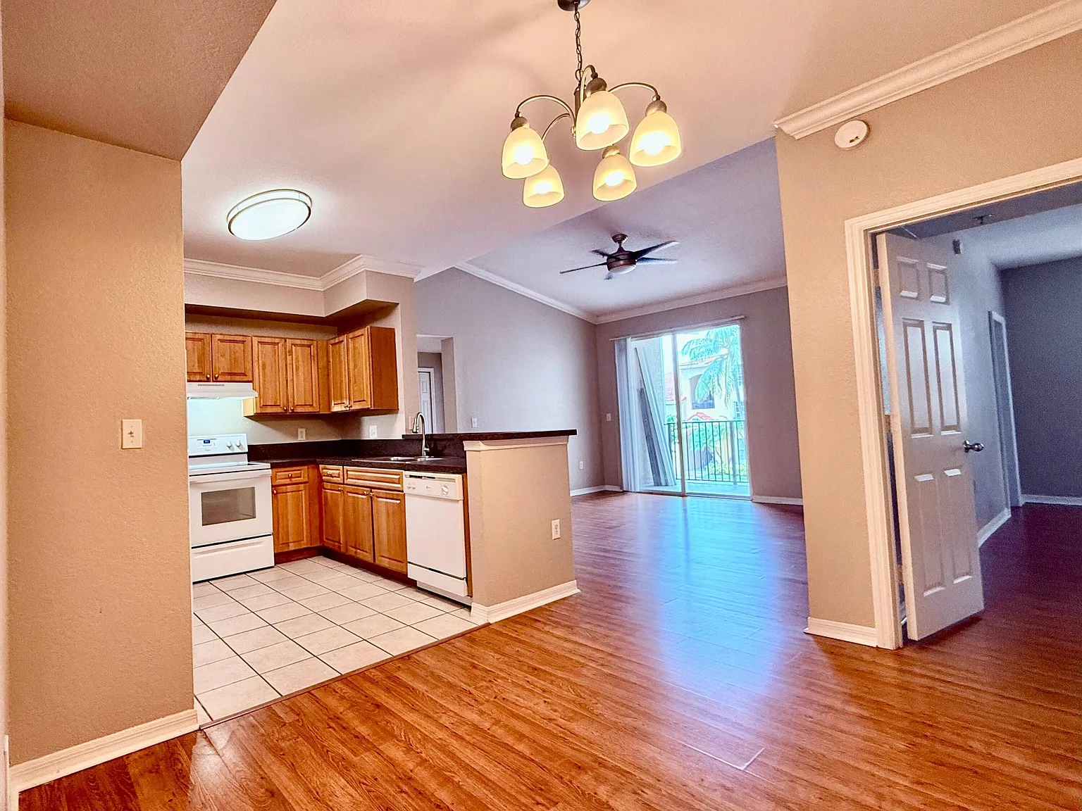 3 bed, 2.0 bath, 1079 sqft, $2,400 — Photo 4
