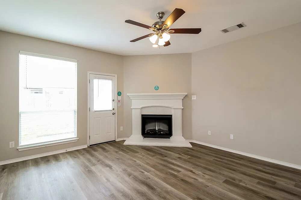 3 bed, 2.0 bath, 1490 sqft, $1,935 — Photo 4