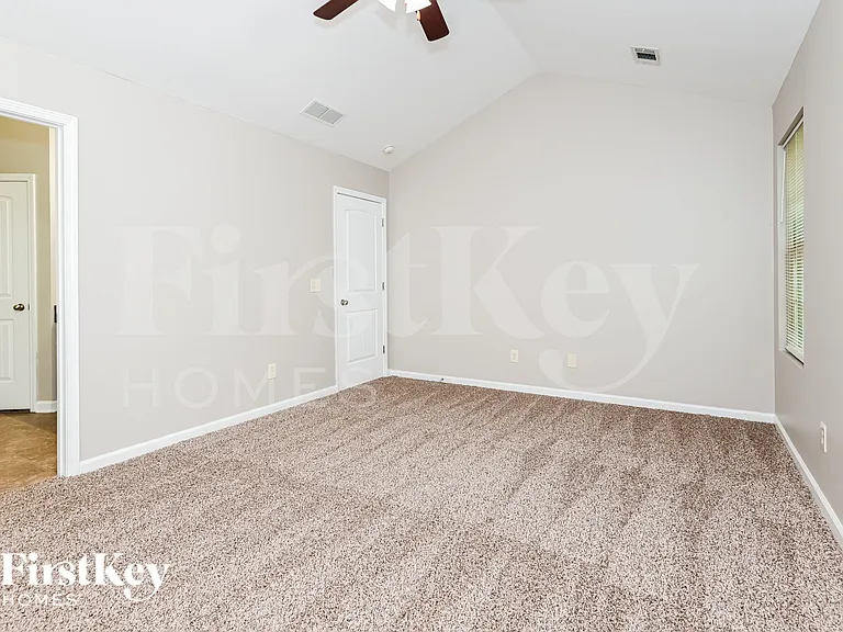 380 Pine Tree Dr — Photo 9