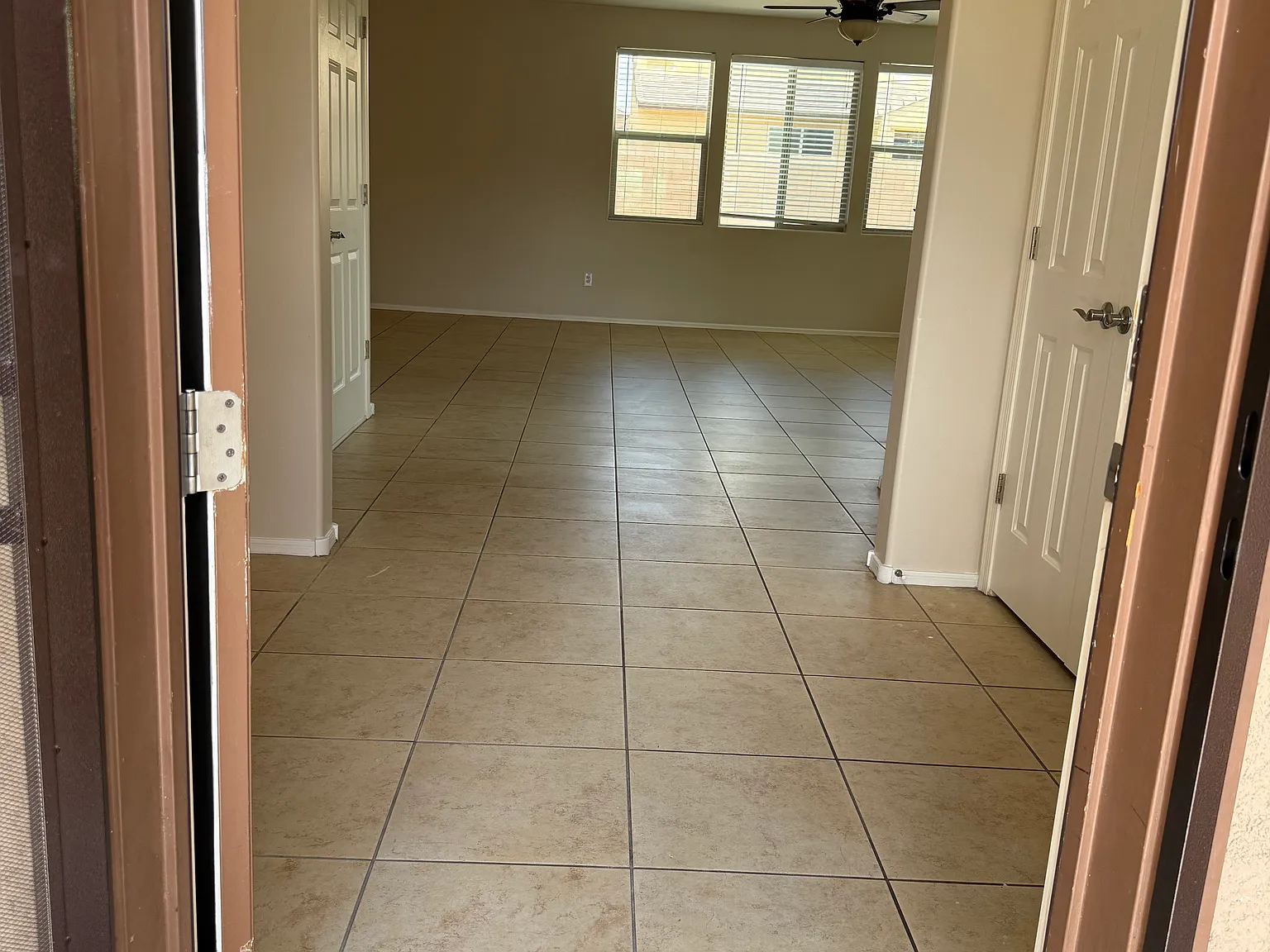 5 bed, 2400 sqft, $2,650 — Photo 4