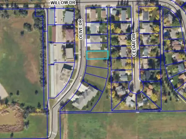 1614 Olive Dr, Aberdeen, SD 57401