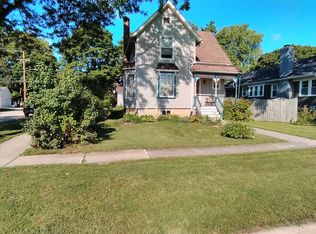 102 Richards St, Geneva, IL 60134