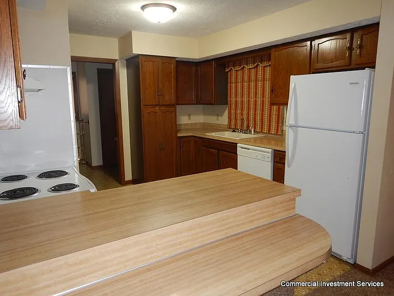 409 W 3rd St — Photo 7