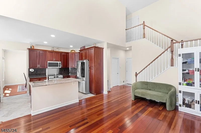 4 bed, 3.5 bath, 2323 sqft, $4,500 — Photo 3