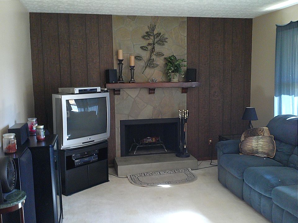 LIVING ROOM WITH FIREPLACE