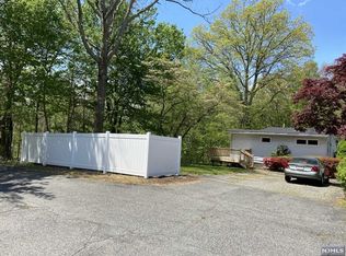 51 Spruce St, Oakland, NJ 07436