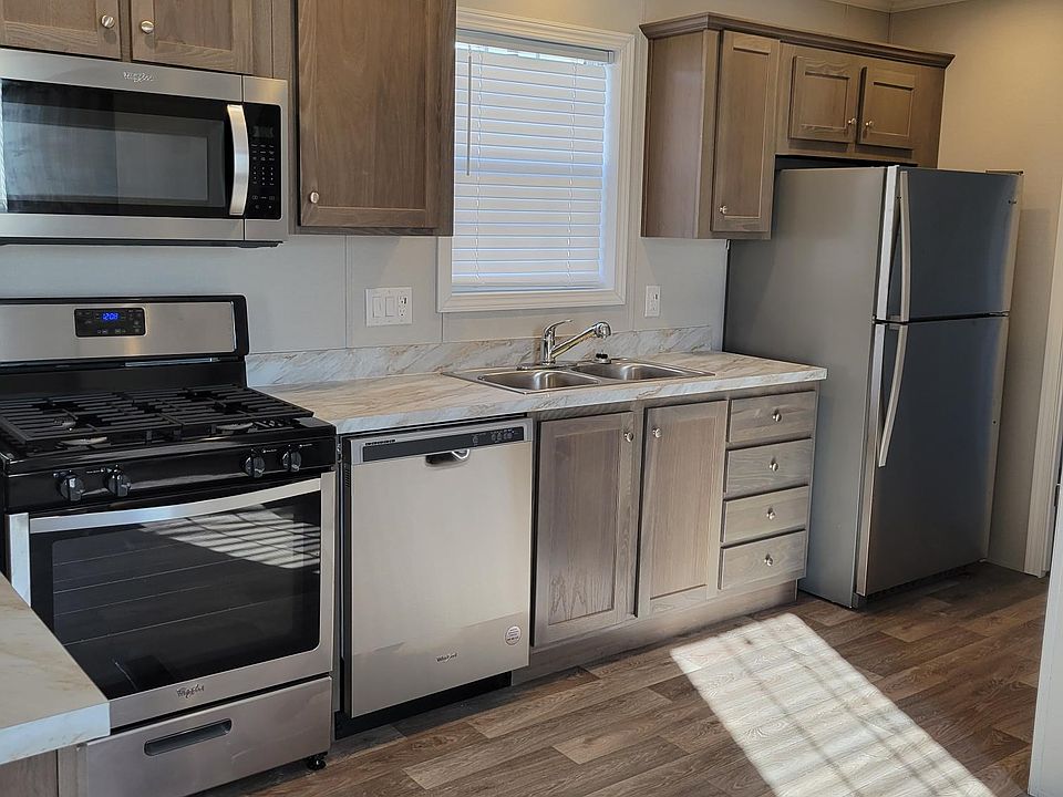 1st image of 228 Golfview Ct #211