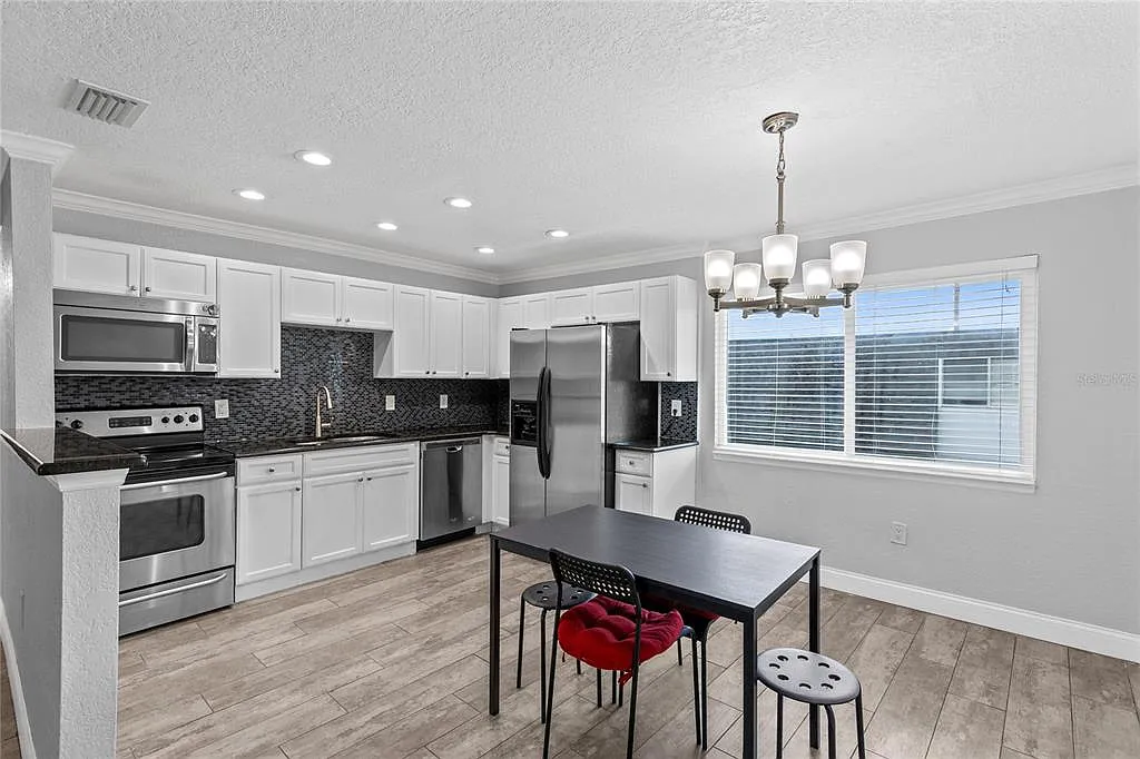 3 bed, 2.0 bath, 1302 sqft, $2,500 — Photo 3