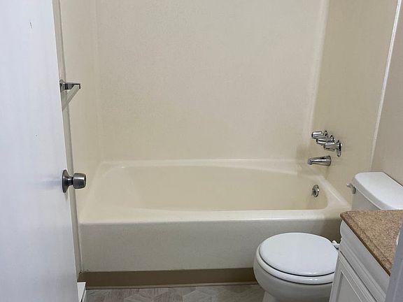 3rd image of 1602 B St SE APT 5
