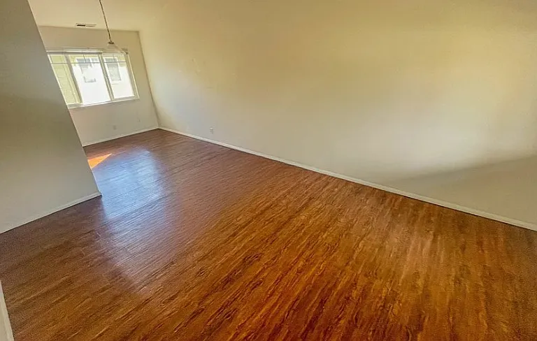 515 W State St — Photo 3