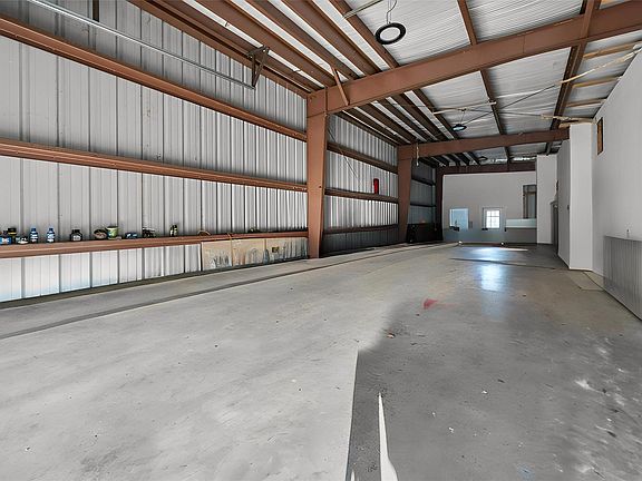 4th image of 83 Elizabeth Dr