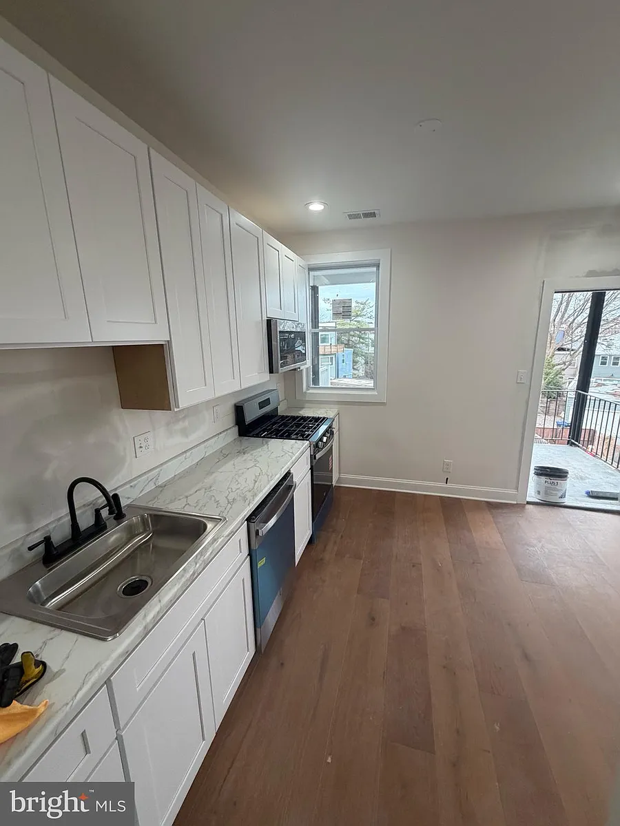 Building Photo - 1224 Maryland Ave NE #3