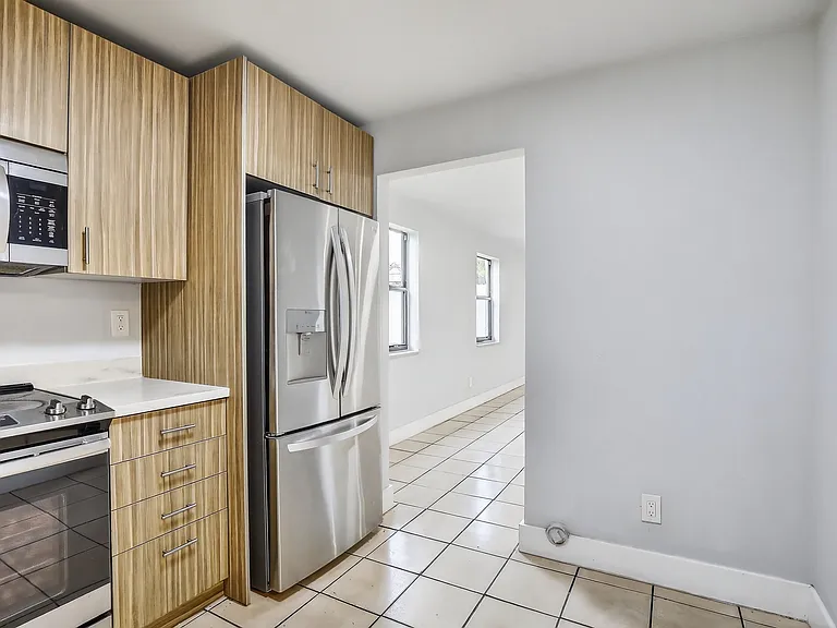 1721 SW 40th Ter #B — Photo 11