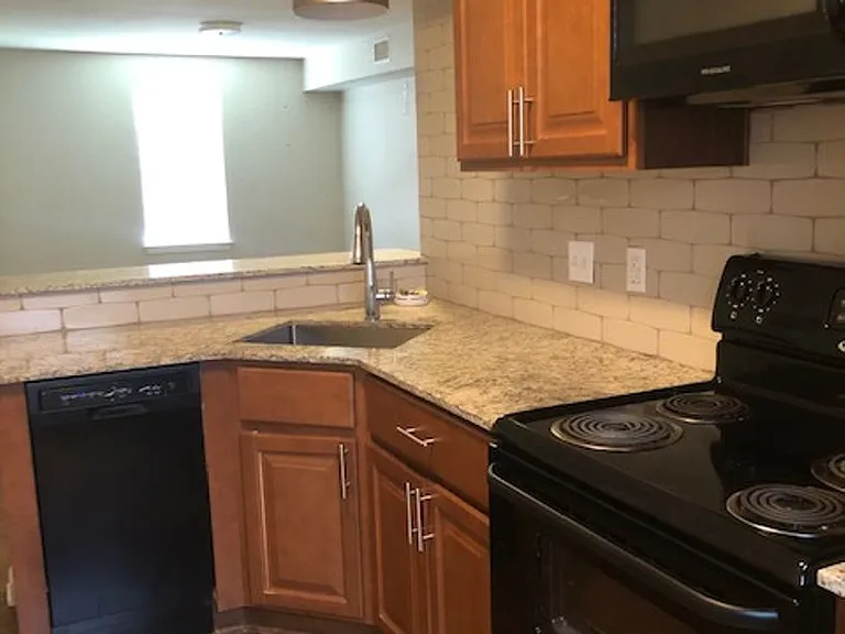 3328 Carlotta St — Photo 34