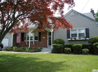 101 Old Neck Rd, Center Moriches, NY 11934