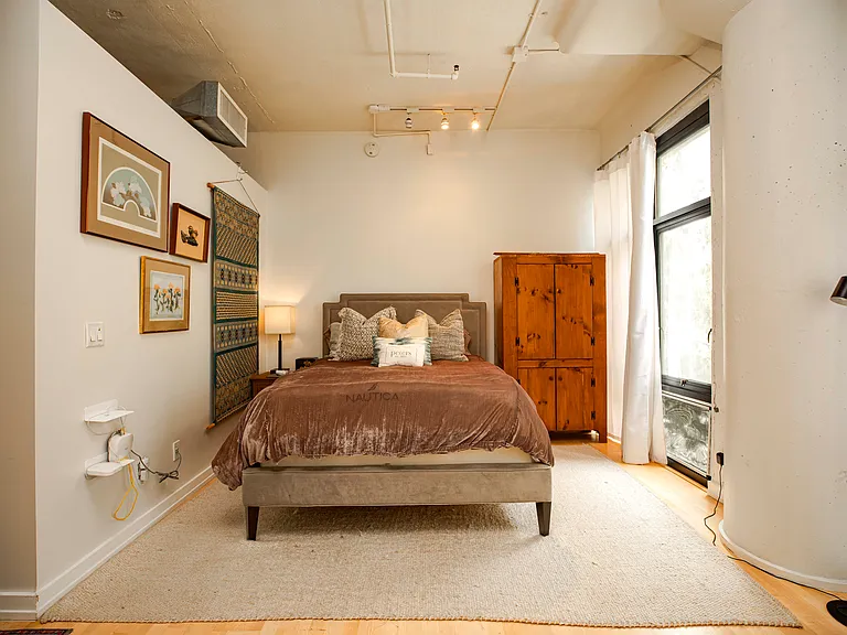 330 W 11th St #306 — Photo 4