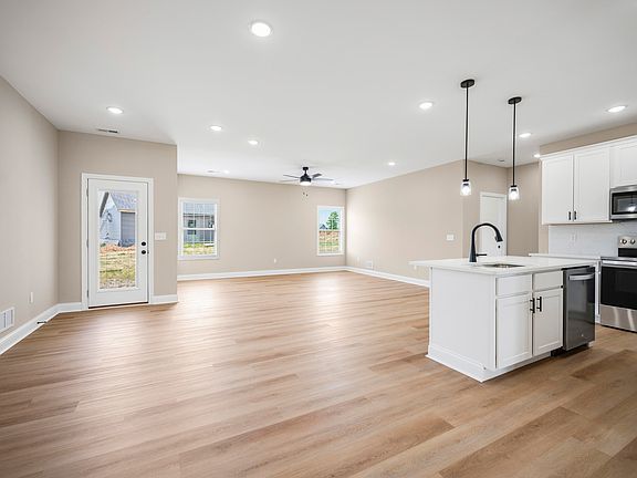 5th image of 605 Comanche Dr