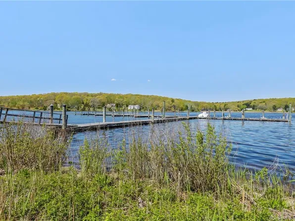 7 Whitehall Landing #7, Stonington, CT 06355