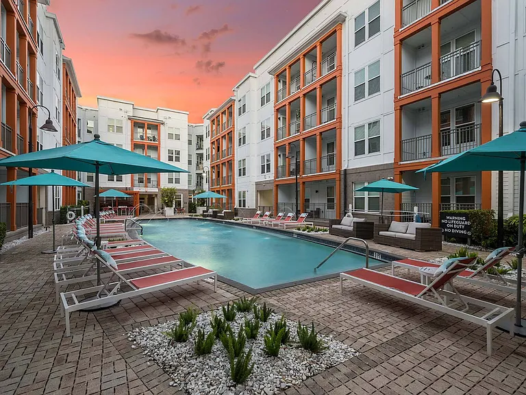 Havana Square Apartments — Photo 36