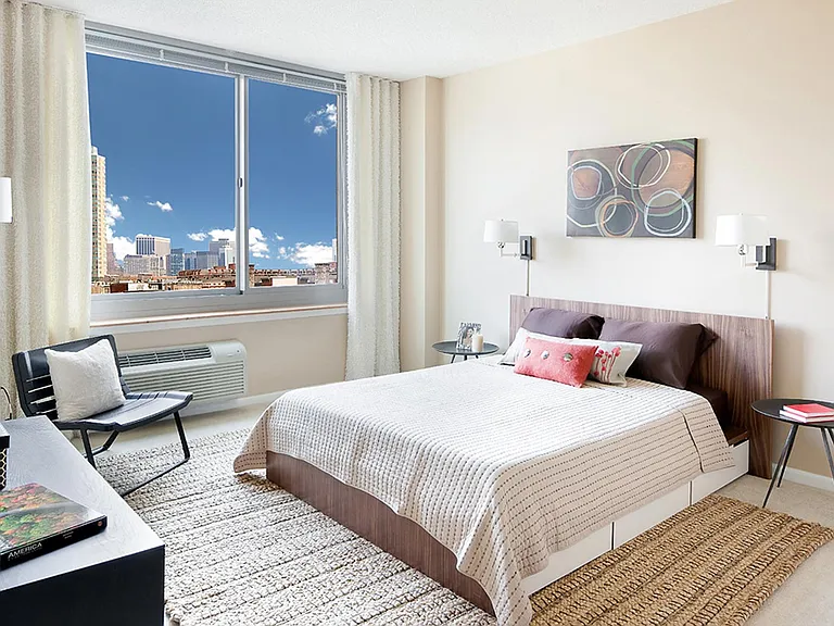 225 Grand — Photo 3