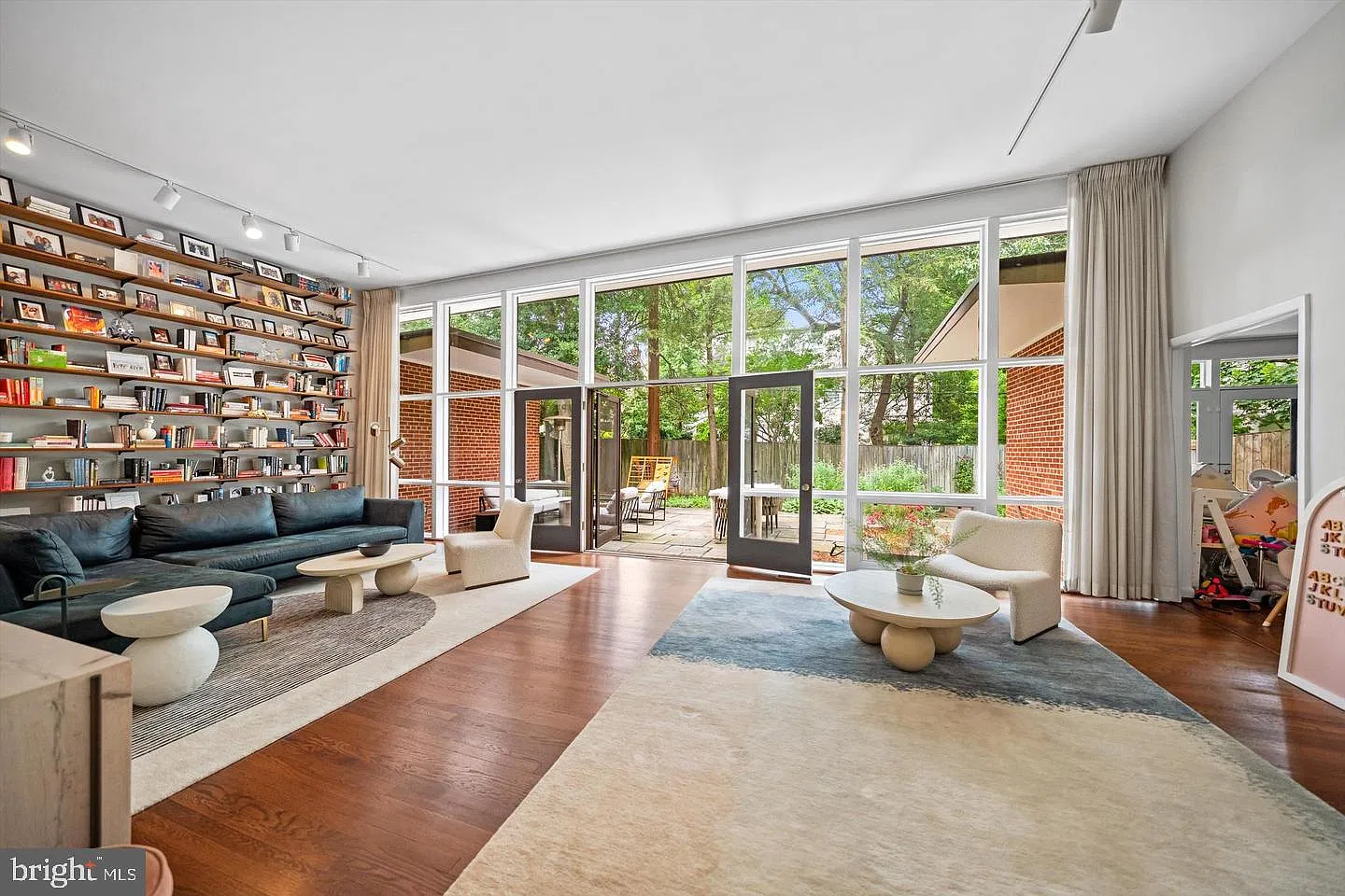 5 bed, 4.0 bath, 3000 sqft, $8,500 — Photo 1