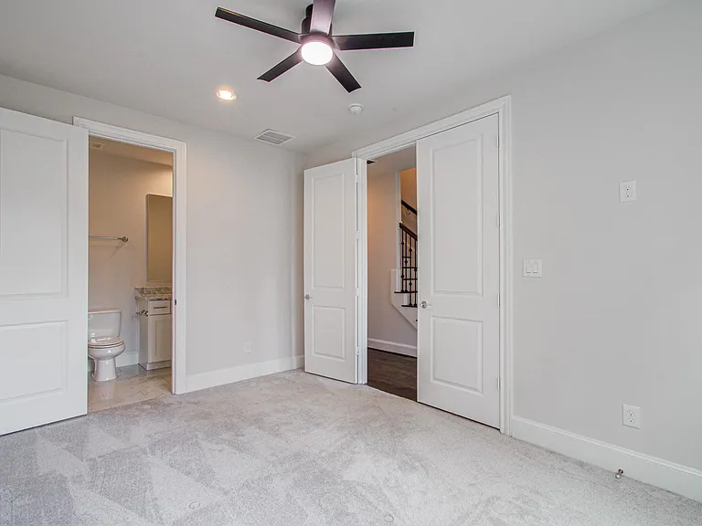 9532 London Bridge Sta — Photo 10