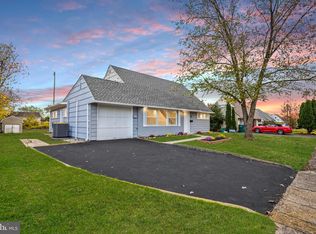 58 Queen Lily Rd, Levittown, PA 19057