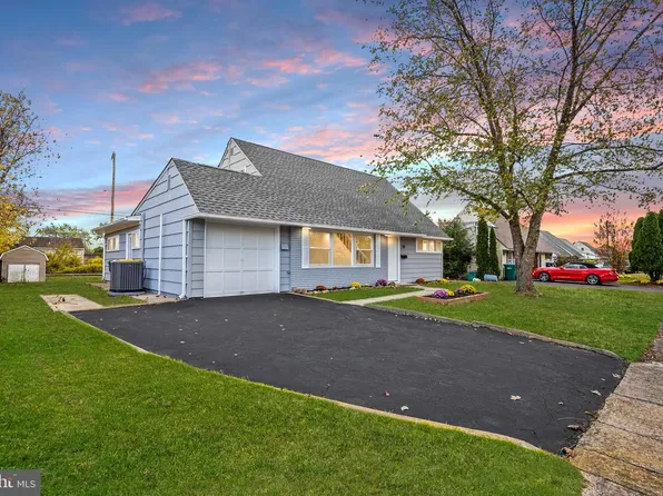 58 Queen Lily Rd, Levittown, PA 19057