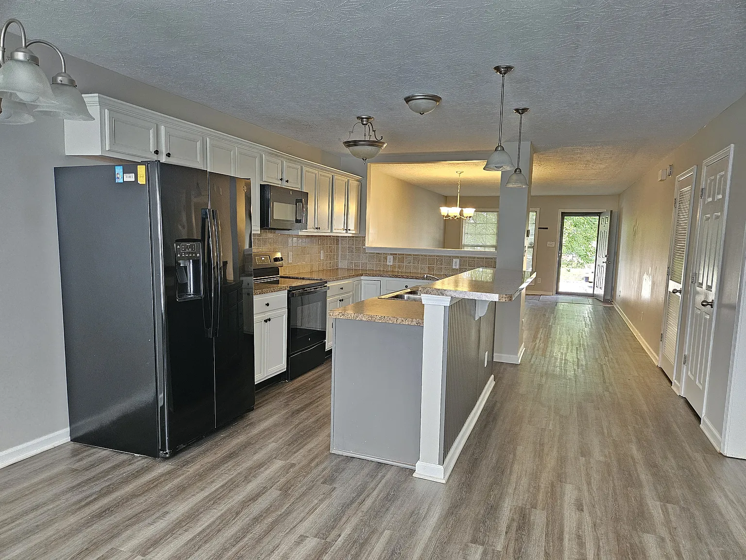 4 bed, 2.5 bath, 2580 sqft, $2,600 — Photo 3