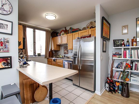 3rd image of 600 N Dearborn St APT 1001