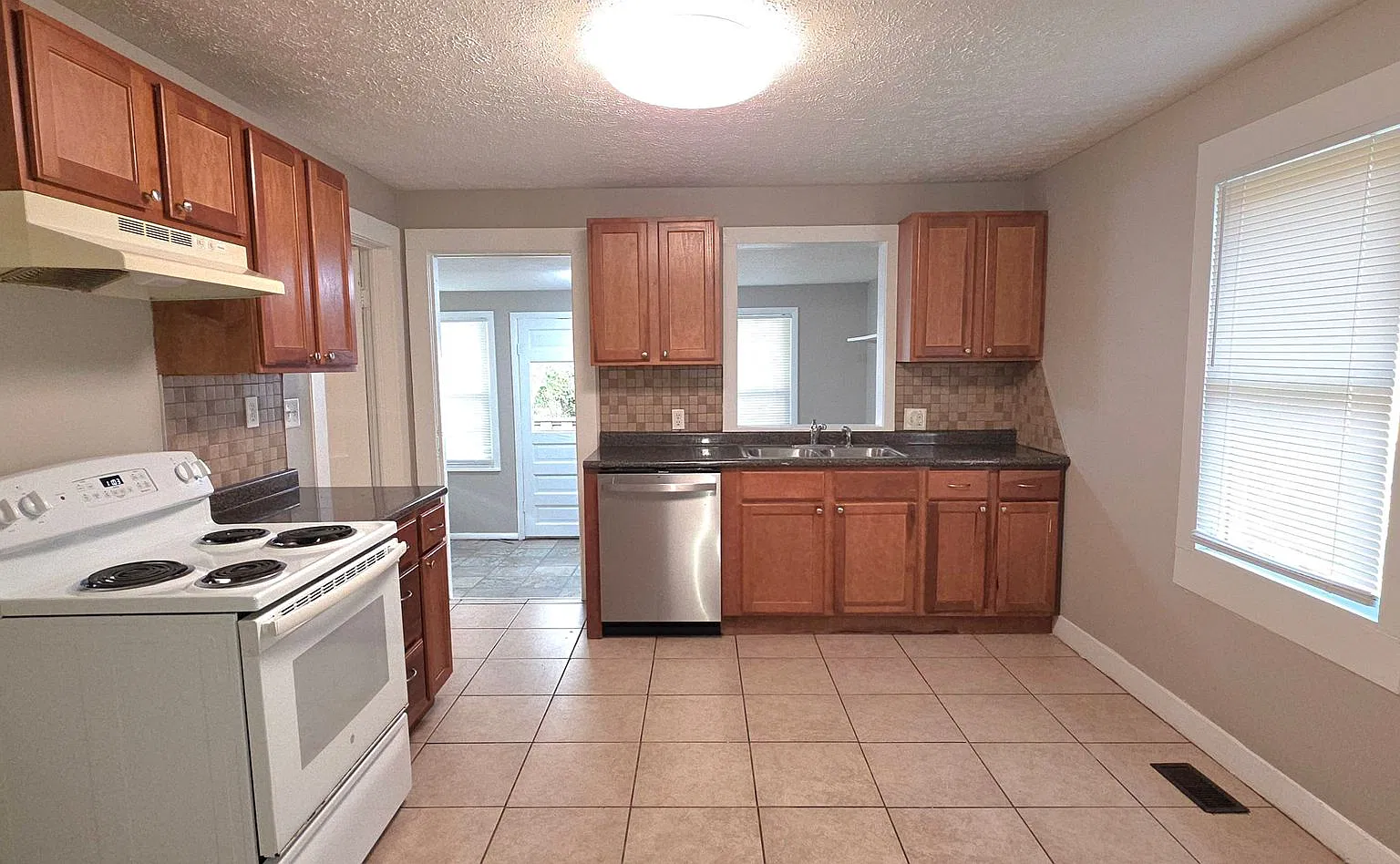 2 Bedroom 1 Bath House $850! Adorable! — Photo 4