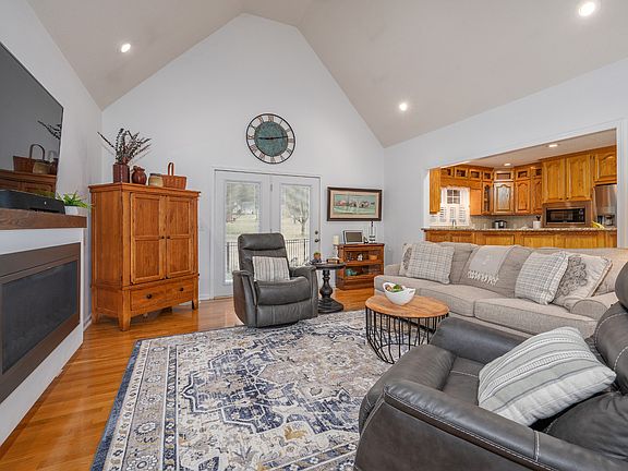 5th image of 211 Amanda Dr