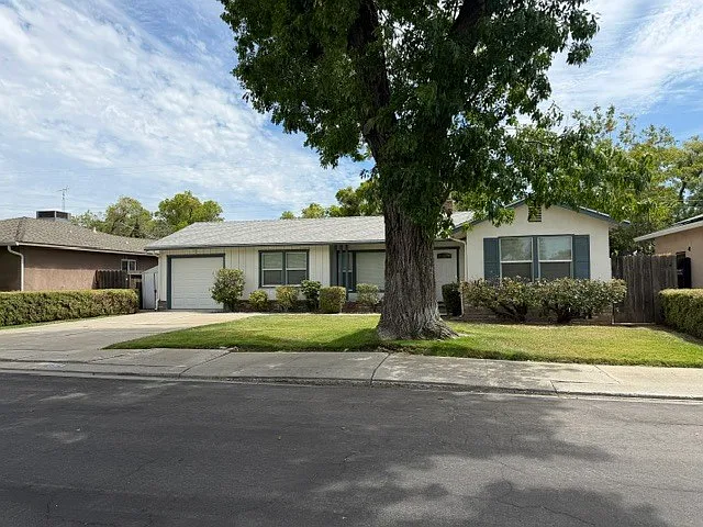 1514 Maplewood Dr — Photo 3